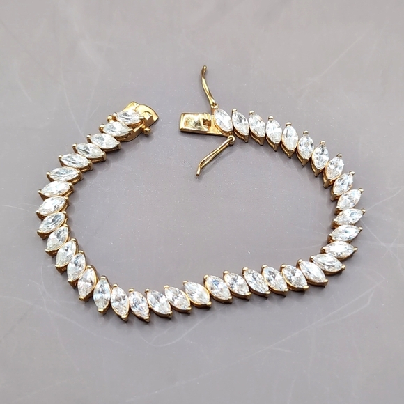 VTG Tennis Bracelet Marquise Cut Prong Set Cubic Zirconia Gold Tone Box Clasp - Picture 5 of 11
